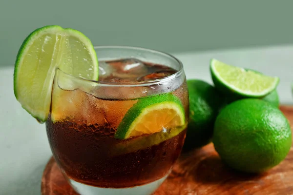 Board Glass Cold Cuba Libre Cocktail Limes Grey Background — Stock Photo, Image