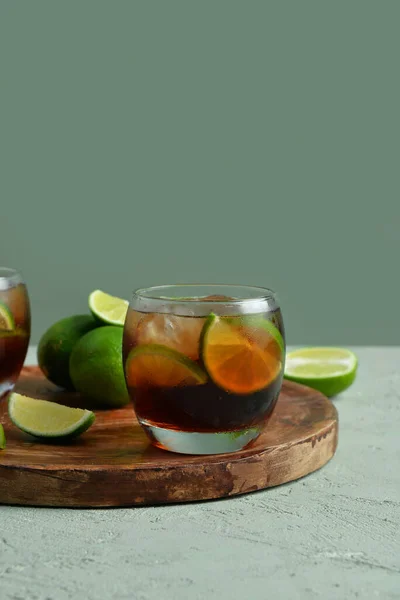 Brädan Med Glas Kall Kuba Libre Cocktail Och Lime Grå — Stockfoto