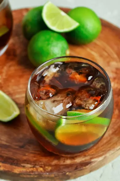 Bord Met Glas Koude Cuba Libre Cocktail Limoenen Grijze Achtergrond — Stockfoto