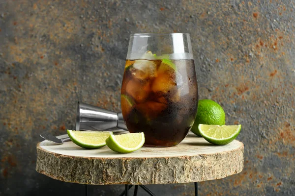Glas Koude Cuba Libre Cocktail Houten Tafel — Stockfoto