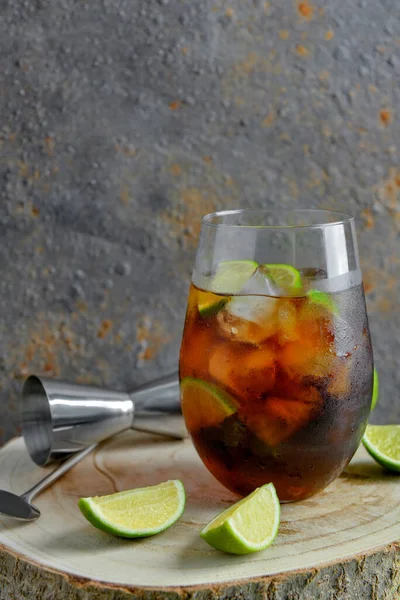 Glas Kallt Kuba Libre Cocktail Träbord — Stockfoto