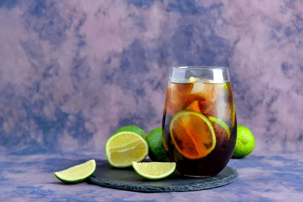 Brädan Med Glas Kall Kuba Libre Cocktail Och Lila Lila — Stockfoto