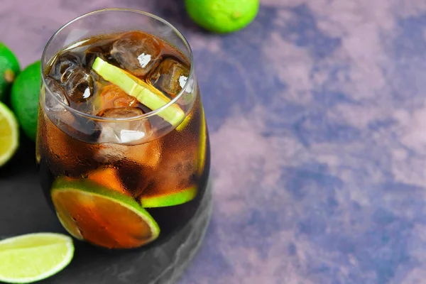 Brädan Med Glas Kall Kuba Libre Cocktail Och Lila Lila — Stockfoto