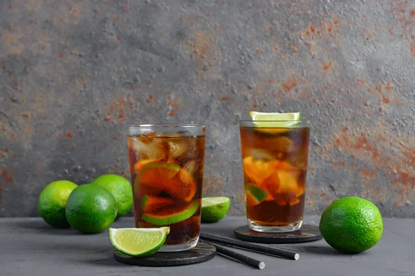 Glasögon Kall Cuba Libre Cocktail Och Lime Grått Bord — Stockfoto