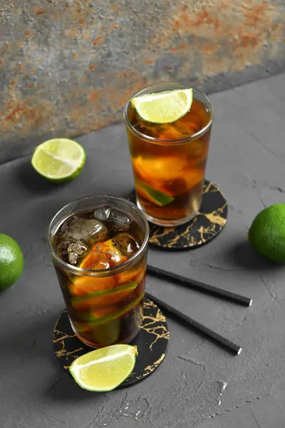 Glazen Koude Cuba Libre Cocktail Limoenen Grijze Tafel — Stockfoto