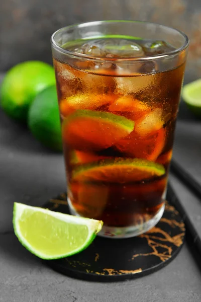 Glas Med Kall Kuba Libre Cocktail Och Lime Grått Bord — Stockfoto