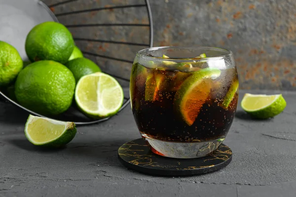 Glas Med Kall Kuba Libre Cocktail Och Korg Med Lime — Stockfoto