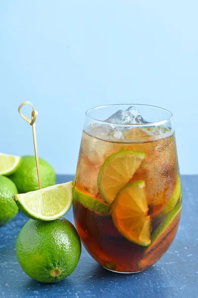 Glas Kall Kuba Libre Cocktail Och Lime Blått Bord — Stockfoto