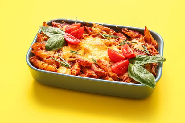 Bakschaal Van Pasta Met Tomatensaus Kaas Gele Achtergrond — Stockfoto