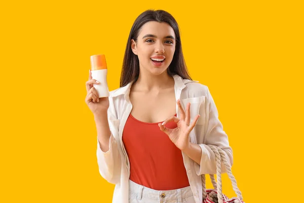 Young Woman Sunscreen Cream Showing Yellow Background — Stock Photo, Image