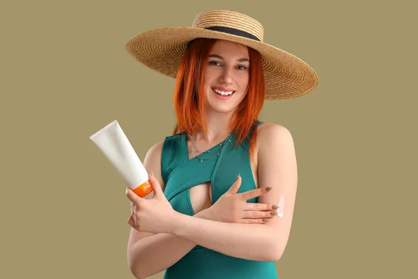 Young Woman Applying Sunscreen Cream Green Background — Stock Photo, Image