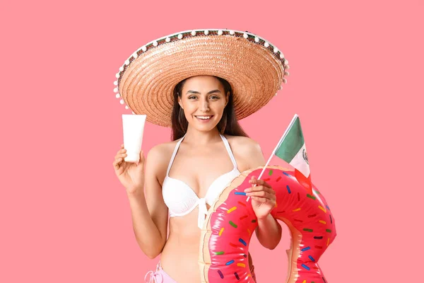 Młoda Kobieta Kremem Opalania Meksykańska Flaga Nadmuchiwany Pierścień Różowym Tle — Zdjęcie stockowe