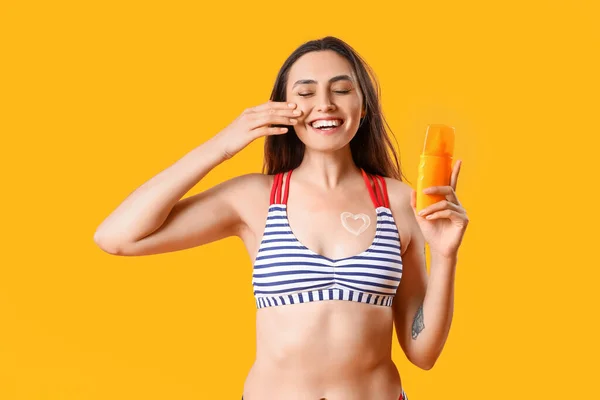 Jeune Femme Avec Cœur Crème Solaire Sur Fond Orange — Photo