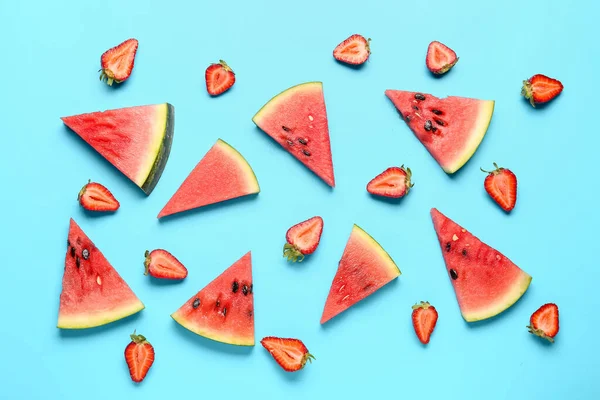 Stücke Von Frischer Wassermelone Und Erdbeeren Auf Blauem Hintergrund — Stockfoto