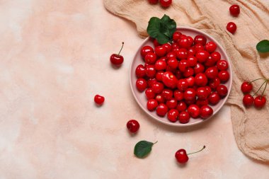 Pembe arka planda tatlı kirazlı tabak