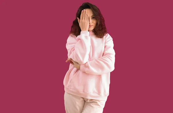 Giovane Donna Felpa Con Cappuccio Sfondo Rosa — Foto Stock