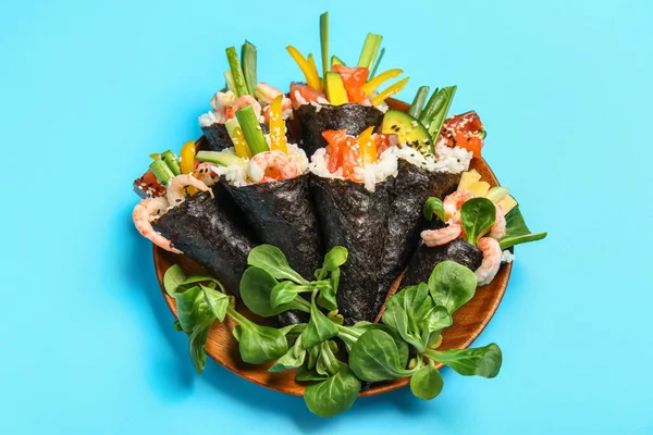 Piatto Con Deliziosi Coni Sushi Agnelli Lattuga Sfondo Colore — Foto Stock