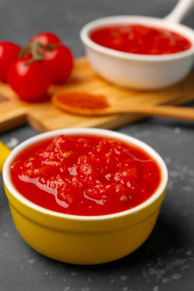 배경에 맛있는 토마토 소스를 클로즈업 — 스톡 사진