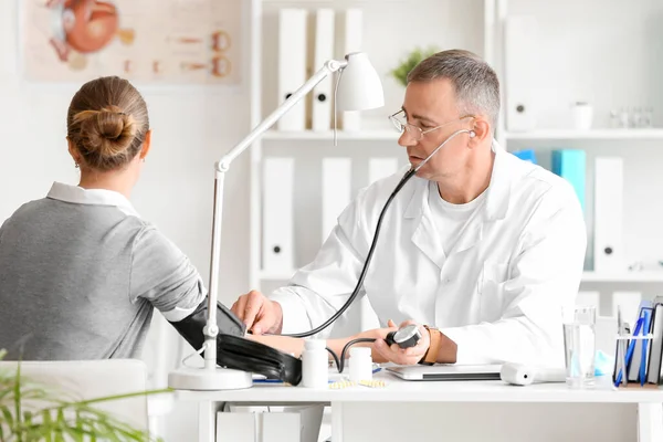 Mature Male Doctor Measuring Blood Pressure Patient Clinic — Stock Photo, Image
