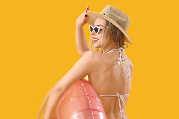 Young Woman Sun Made Sunscreen Cream Her Back Inflatable Ring — Stock Photo, Image