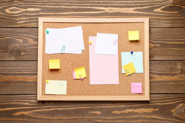 Ahşap arka planda farklı yapışkan notlara sahip tahta