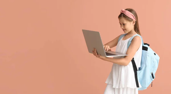 Menina Com Mochila Escolar Laptop Fundo Rosa Com Espaço Para — Fotografia de Stock