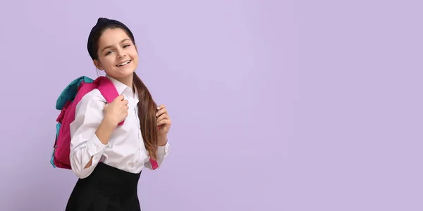 Kleines Mädchen Mit Schulrucksack Auf Fliederfarbenem Hintergrund Mit Platz Für — Stockfoto