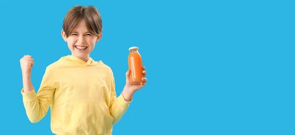 Щасливий Маленький Хлопчик Пляшкою Соку Синьому Фоні Місцем Тексту — стокове фото