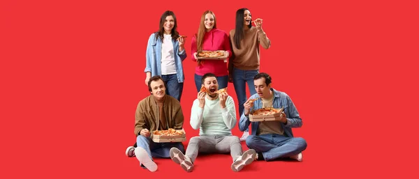 Groupe Personnes Avec Des Pizzas Savoureuses Sur Fond Rouge — Photo