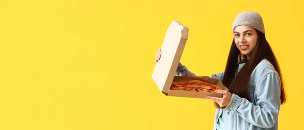 年轻女人拿着盒子 黄色背景的比萨饼 里面有文字 — 图库照片