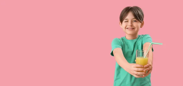 Liten Pojke Med Glas Apelsinjuice Rosa Bakgrund Med Utrymme För — Stockfoto