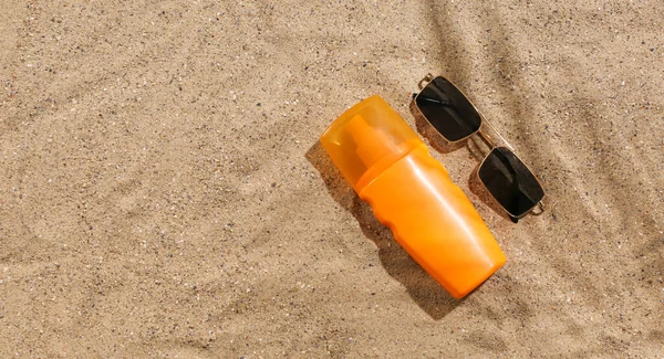 Αντιηλιακή Κρέμα Και Γυαλιά Ηλίου Στην Άμμο Της Παραλίας — Φωτογραφία Αρχείου