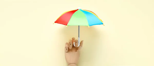 Mano Madera Mini Paraguas Sobre Fondo Beige — Foto de Stock