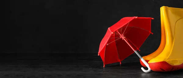 Botas Goma Mini Paraguas Sobre Fondo Negro Con Espacio Para —  Fotos de Stock
