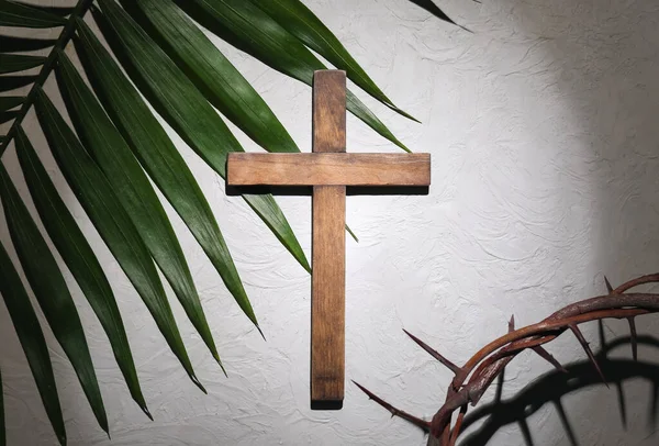 Crown Thorns Wooden Cross Palm Leaf Light Background Good Friday — 图库照片