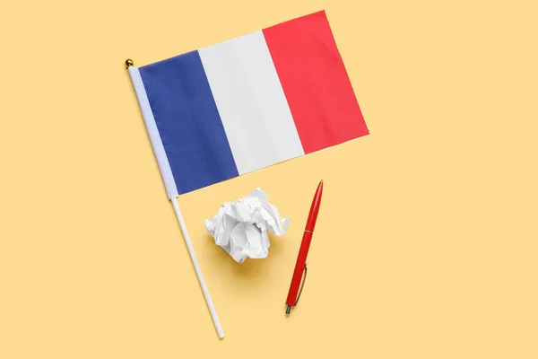 Σημαία Γαλλίας Στυλό Και Τσαλακωμένο Χαρτί Μπεζ Φόντο — Φωτογραφία Αρχείου