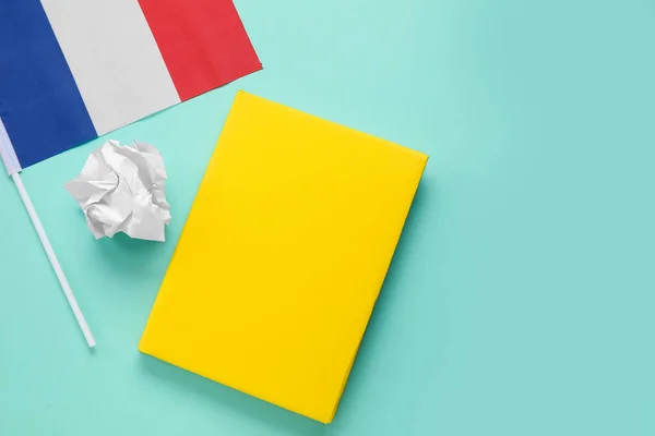 Bandera Francia Con Cuaderno Papel Arrugado Sobre Fondo Verde —  Fotos de Stock