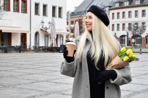 Junge Frau Mit Tulpen Und Kaffee Auf Der Straße — Stockfoto