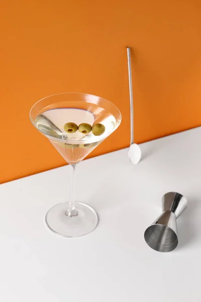 Copo Martini Com Azeitonas Colher Bar Jigger Sobre Fundo Cor — Fotografia de Stock