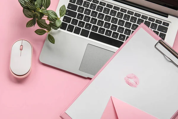 Clipboard Znakiem Pocałunku Szminki Koperta Laptop Różowym Tle — Zdjęcie stockowe