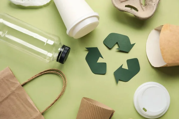 Recycling Bord Met Vuilnis Groene Achtergrond — Stockfoto