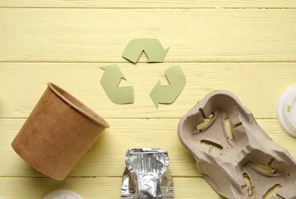 Sinal Reciclagem Com Lixo Fundo Madeira Amarelo — Fotografia de Stock