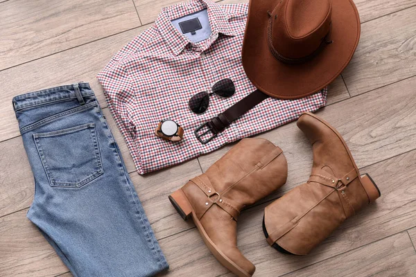 Männerkleidung Mit Cowboystiefeln Und Accessoires Auf Holzboden — Stockfoto