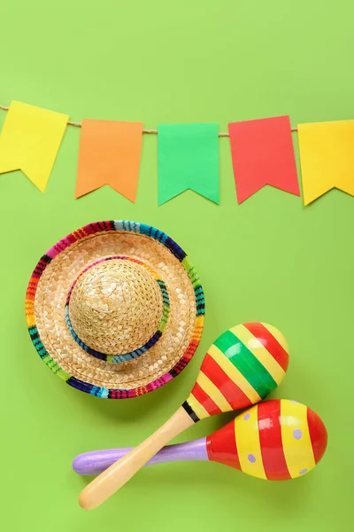 Maracas Mexicanas Com Chapéu Sombrero Bandeiras Fundo Verde — Fotografia de Stock
