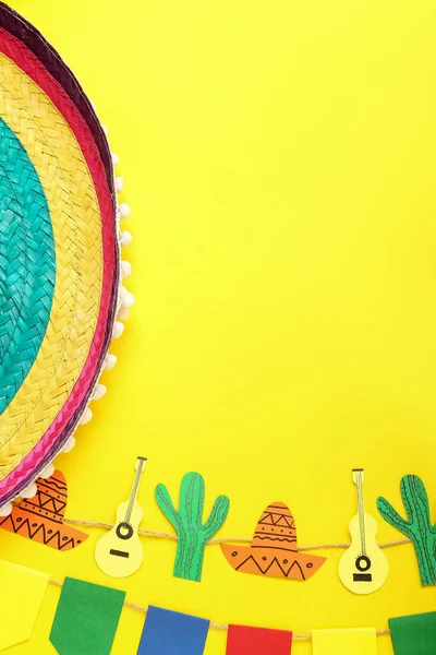 Chapéu Sombrero Com Guirlanda Mexicana Bandeiras Fundo Amarelo — Fotografia de Stock