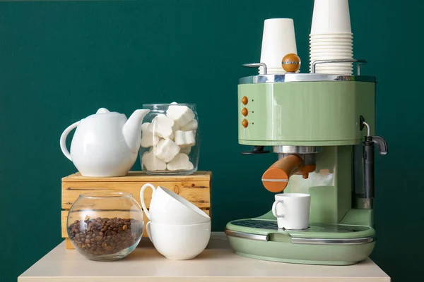 Modern Kahve Makinesi Fincanlar Fasulye Kavanozu Yeşil Duvarın Yanında — Stok fotoğraf