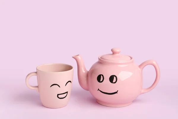 Чашка Чайник Счастливыми Лицами День Дружбы Розовом Фоне — стоковое фото