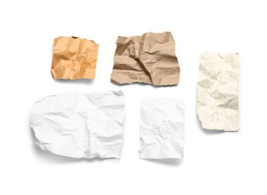 Beyaz arkaplanda izole edilmiş farklı kağıt parçaları
