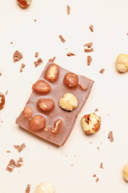 Bej arka planda fındıklı tatlı çikolata