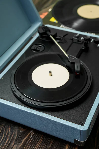 暗い木製の背景にビニールディスクとレコードプレーヤー クローズアップ — ストック写真